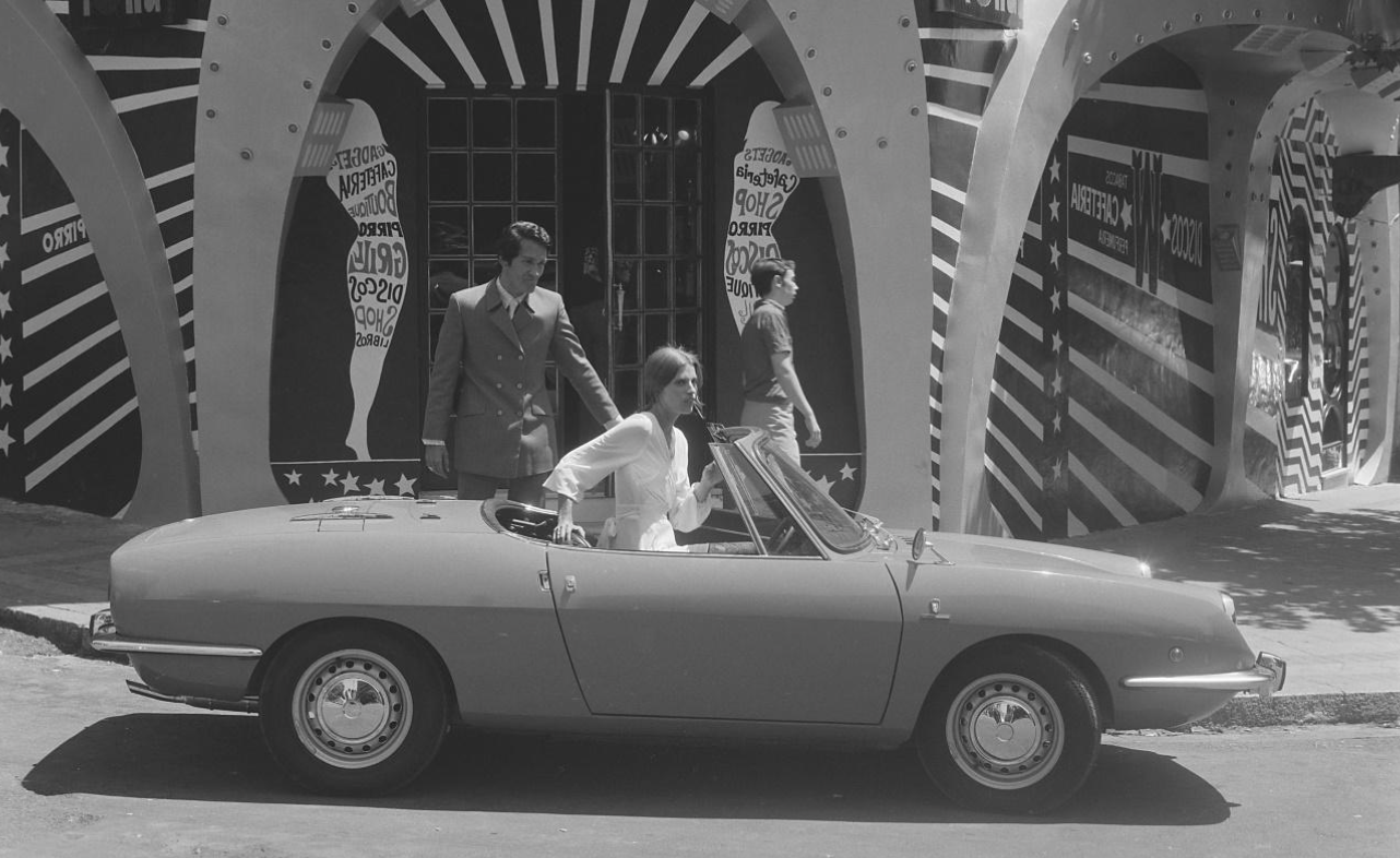 Los coches históricos vuelven al corazón de Barcelona por el 70º aniversario de SEAT.